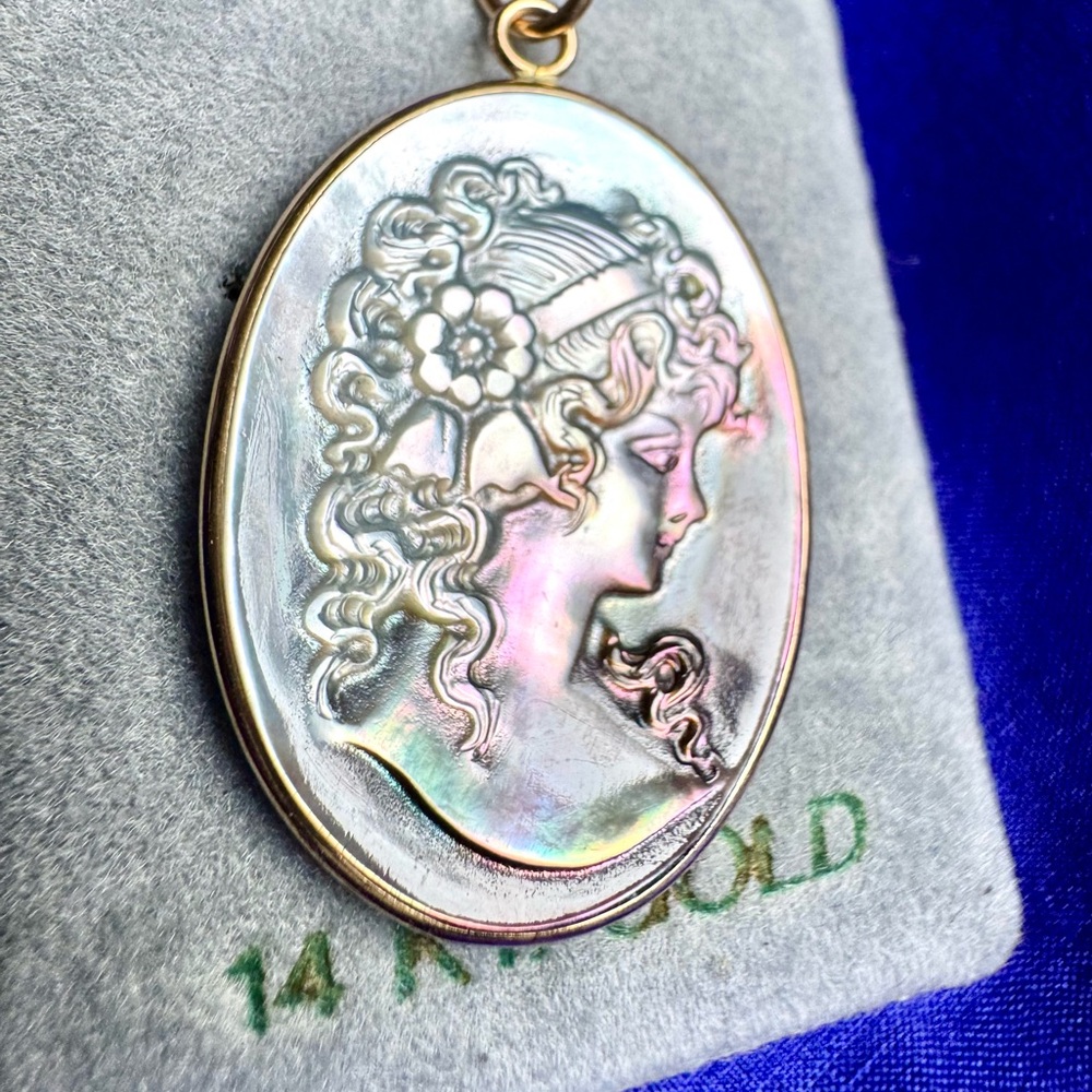SALE! 14k Gold and Mother of Pearl Cameo - Picture 5 of 5